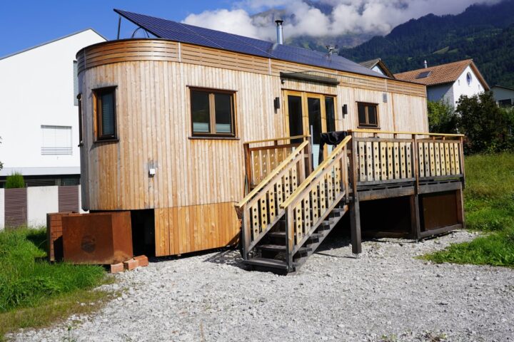How to Choose a Tiny-Home Trailer: Bumper-Pull vs Gooseneck