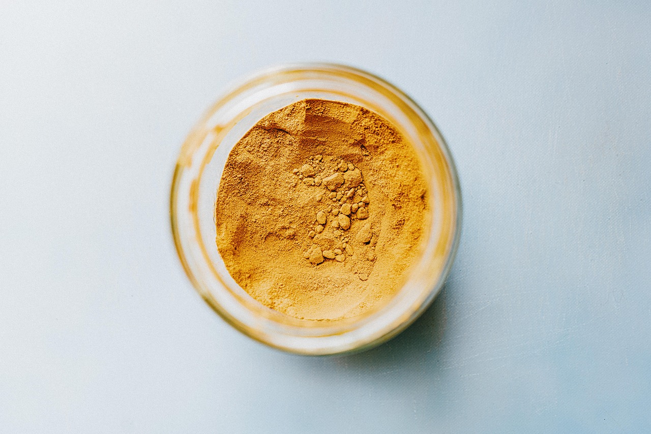 Glass jars and cloth bags for a low-waste kitchen